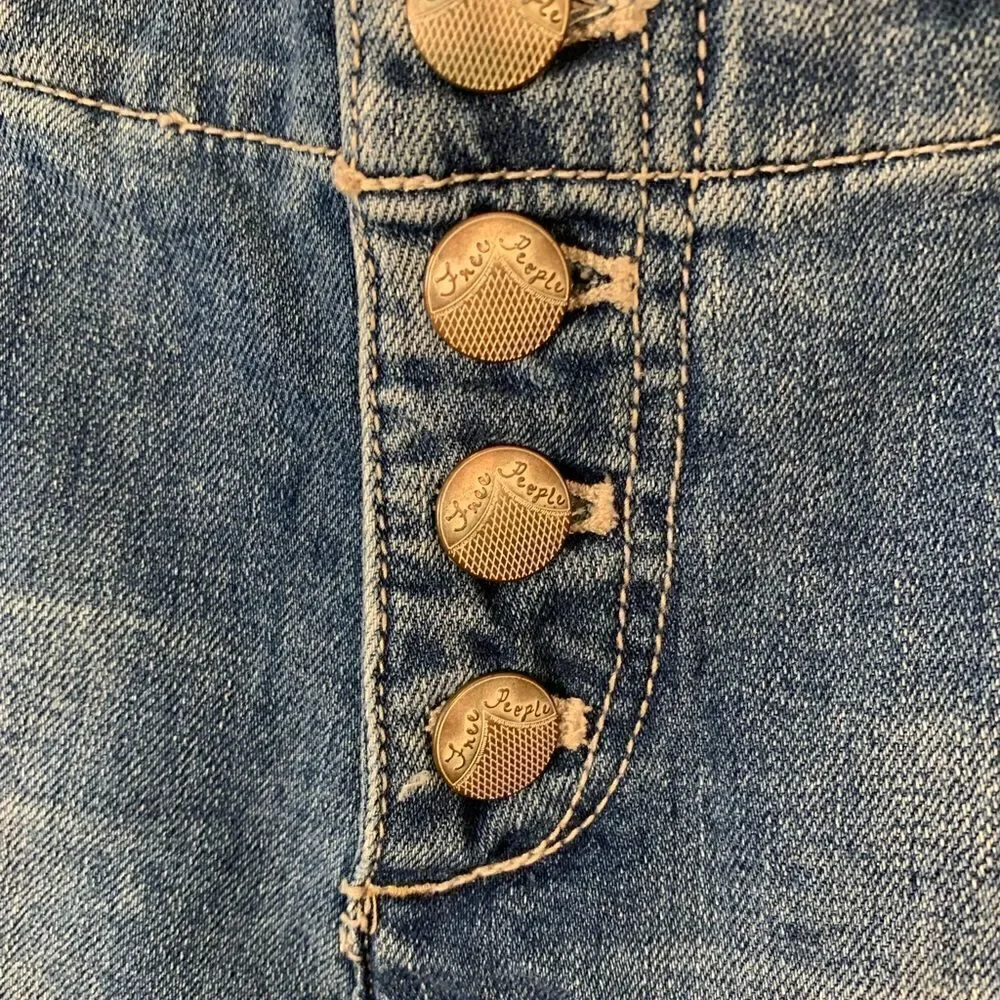 Free People EUC button down jean shorts with braided belt detail Size 24